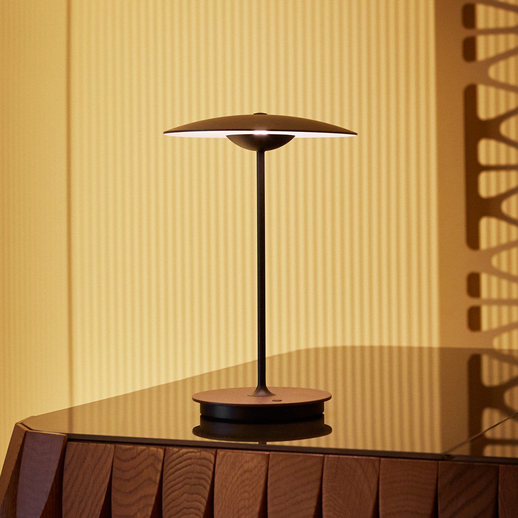 Stilfuld bordlampe med justerbar belysning