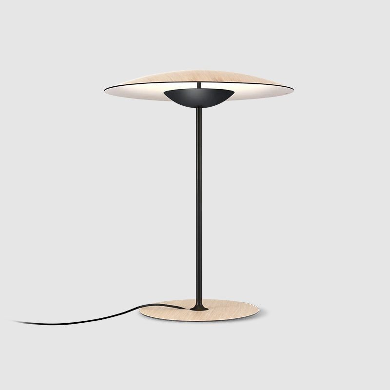 Stilfuld bordlampe med justerbar belysning