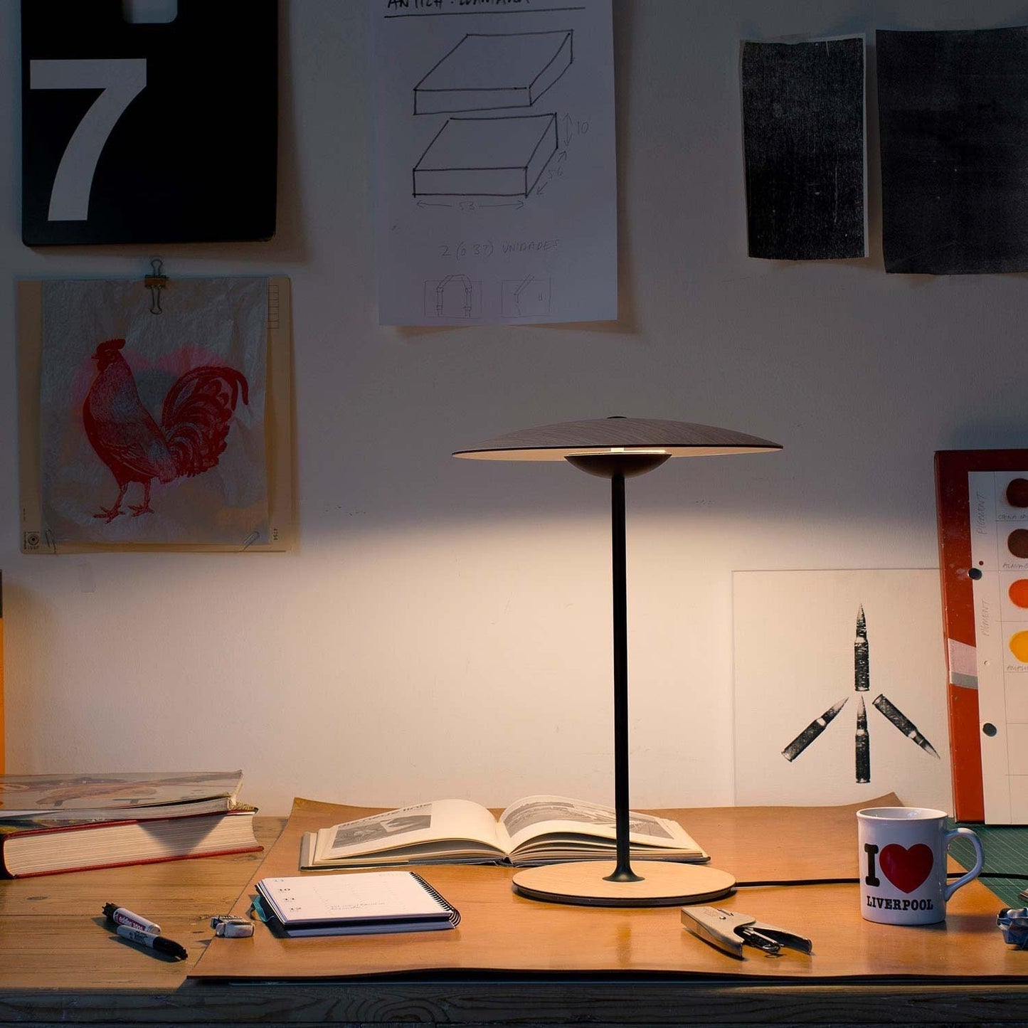 Stilfuld bordlampe med justerbar belysning