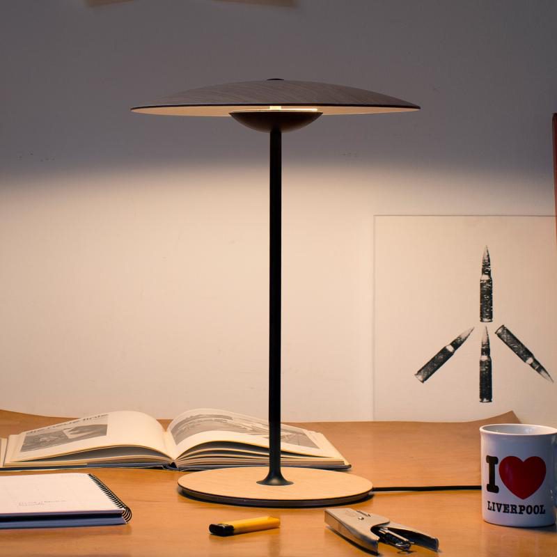 Stilfuld bordlampe med justerbar belysning