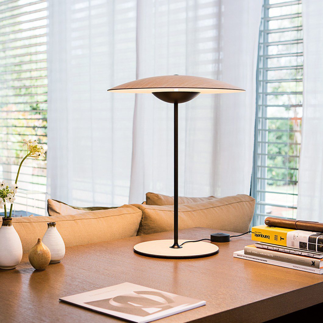 Stilfuld bordlampe med justerbar belysning