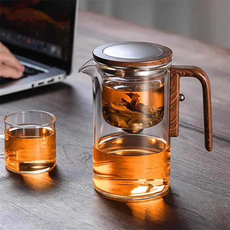 Elegant glaskanna med tesil för perfekt teupplevelse