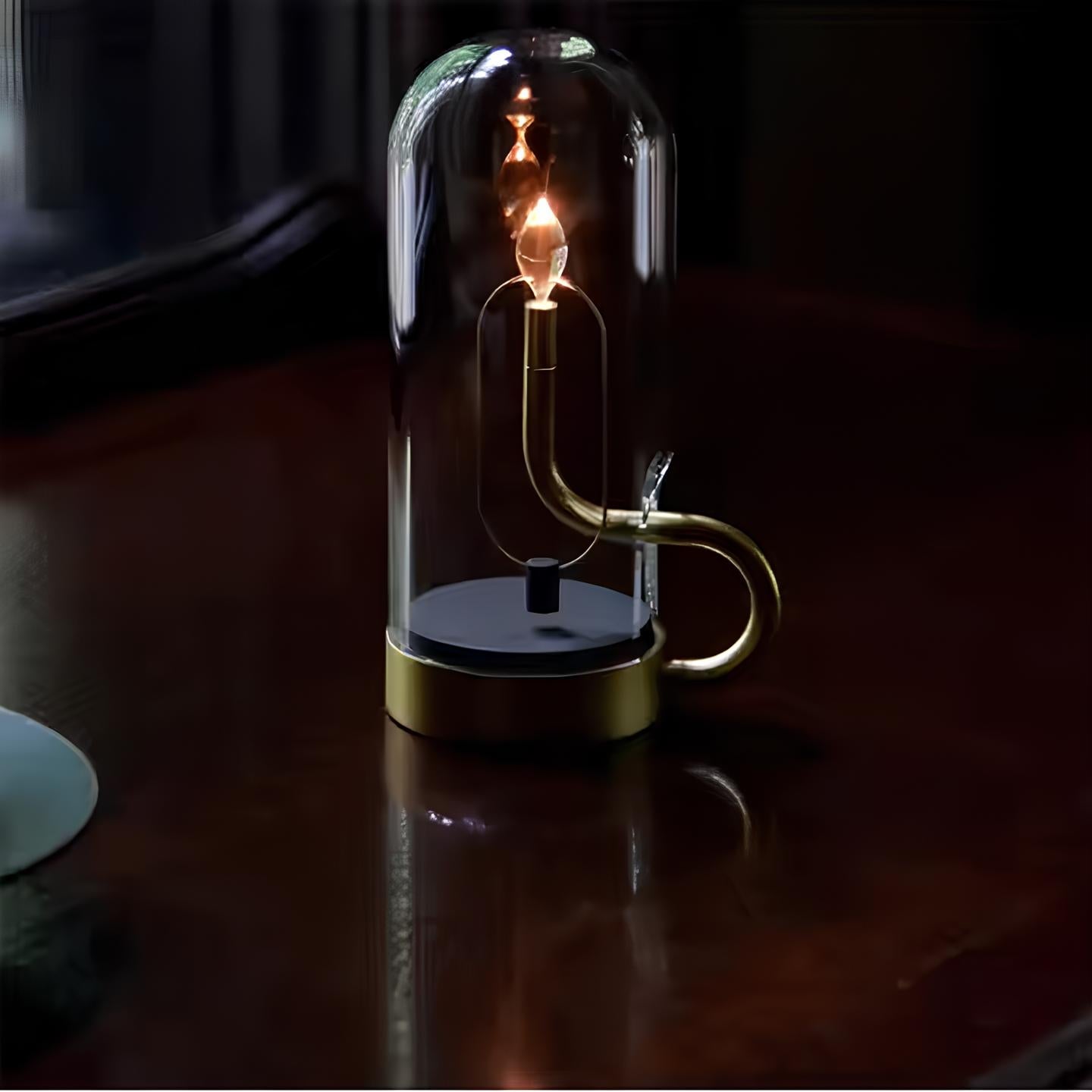 Elegant LED-bordslampa med glaskupol och uppladdningsbart ljus