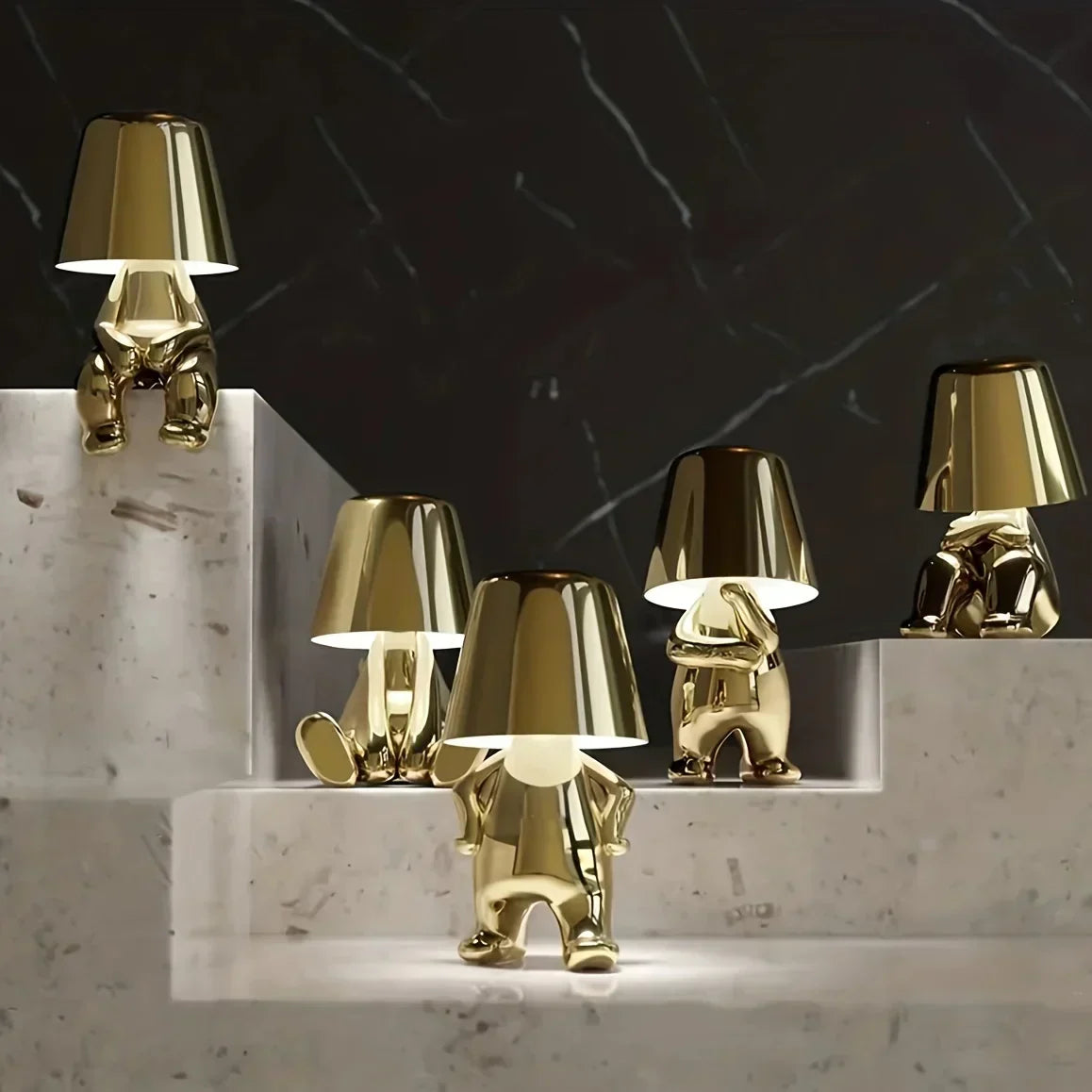 Elegant Guldlampe med Justerbar Belysning og USB-port