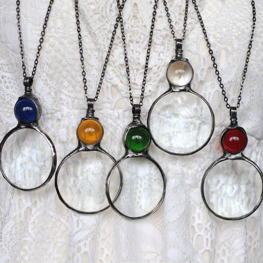 Elegant halsband med förstoringsglashänge
