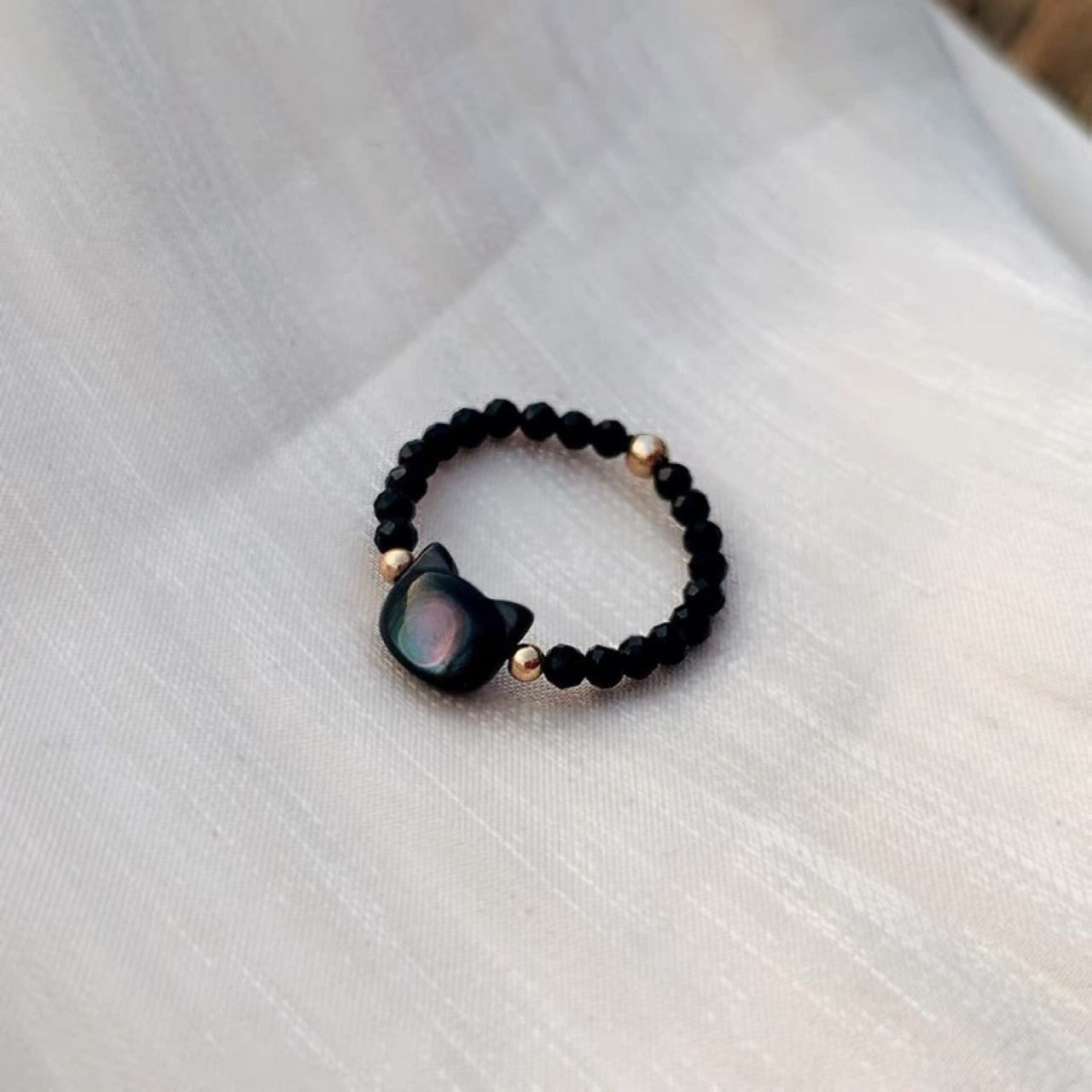Ring med lyckokattsdesign