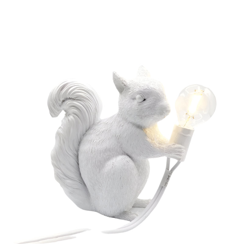 Nordisk LED-bordslampa i harts med ekorrdesign