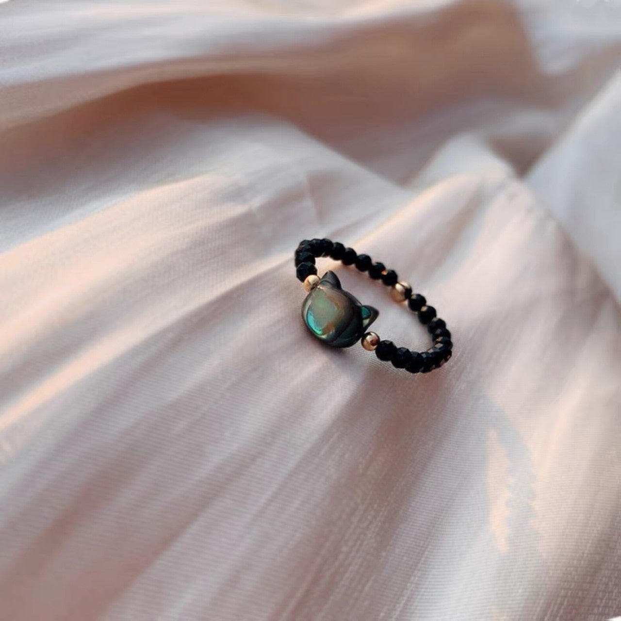 Ring med lyckokattsdesign