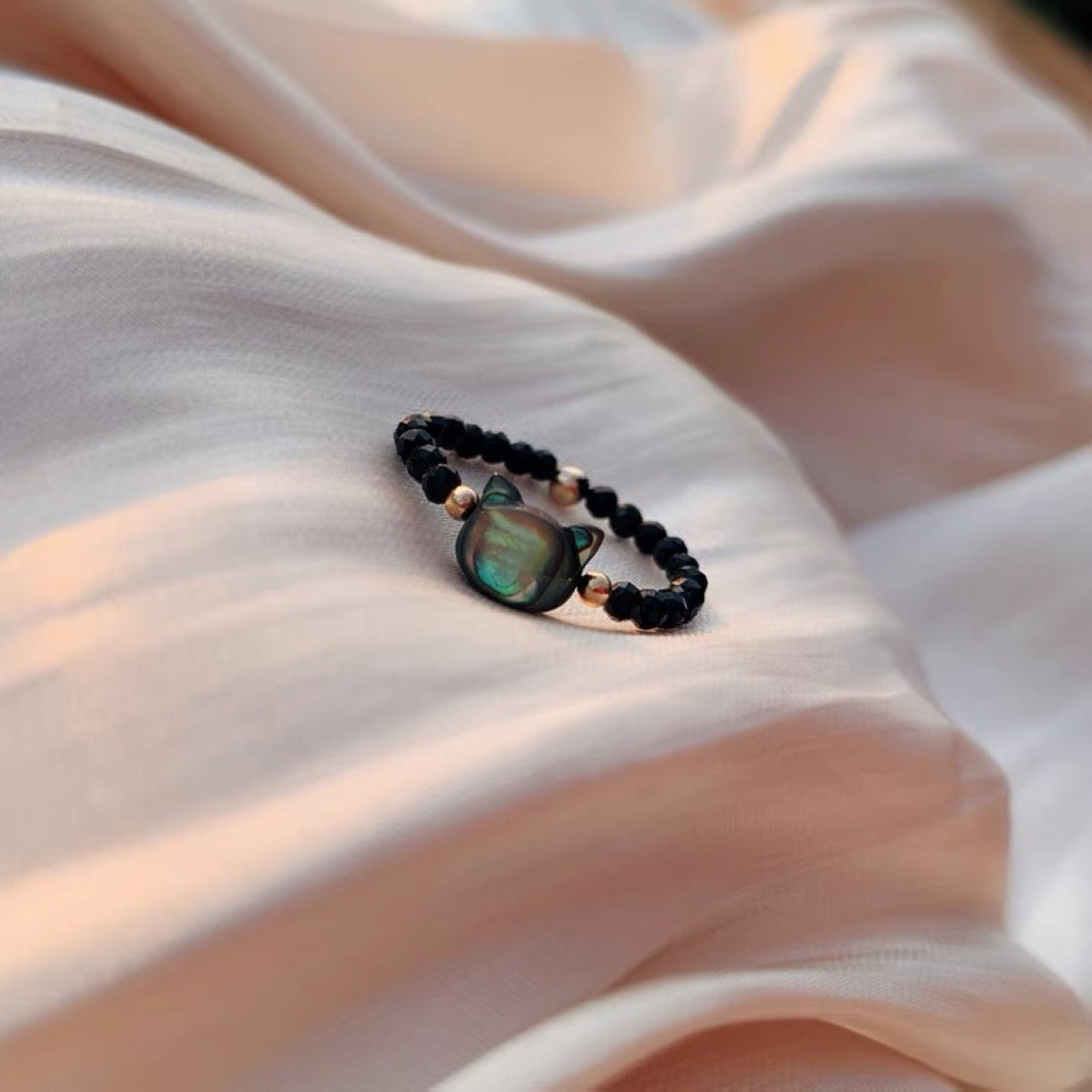 Ring med lyckokattsdesign
