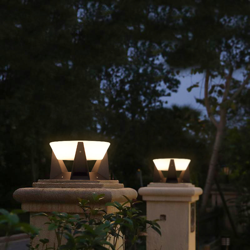 Soldriven trädgårdslampa i järn med modern LED-belysning