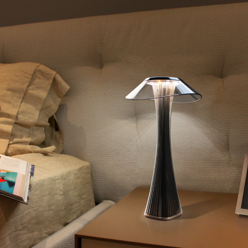 Stilren Trådlös LED Bordslampa med Justerbar Ljusstyrka