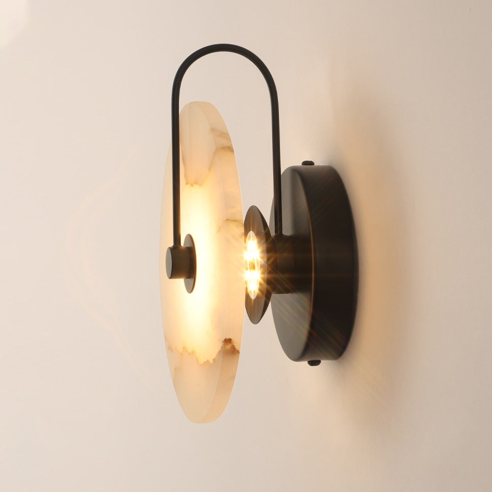 Elegant LED-vägglampa med marmorfinish för stilfulla interiörer