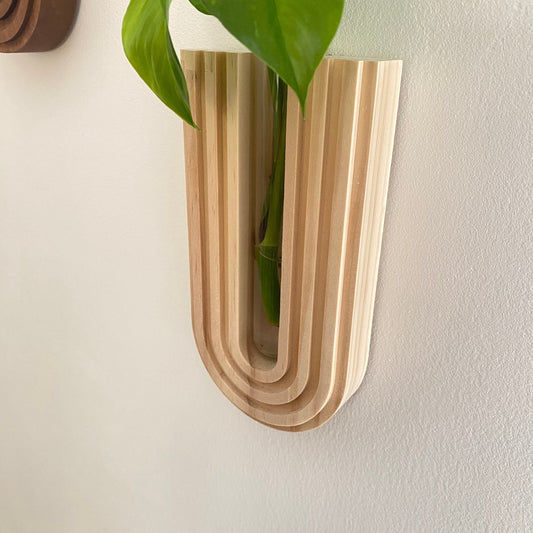 Elegant väggmonterad växthållare i trä med avtagbar vas