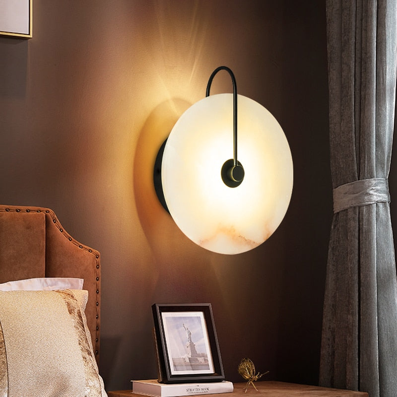 Elegant LED-vägglampa med marmorfinish för stilfulla interiörer