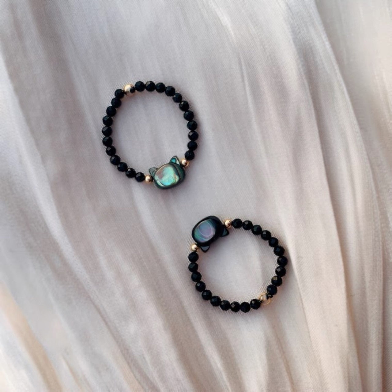 Ring med lyckokattsdesign