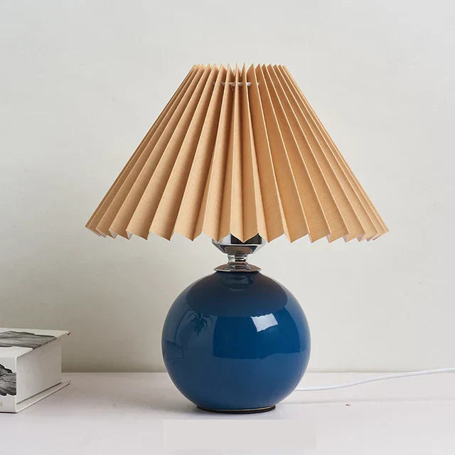 Stilren bordslampa med retrokänsla