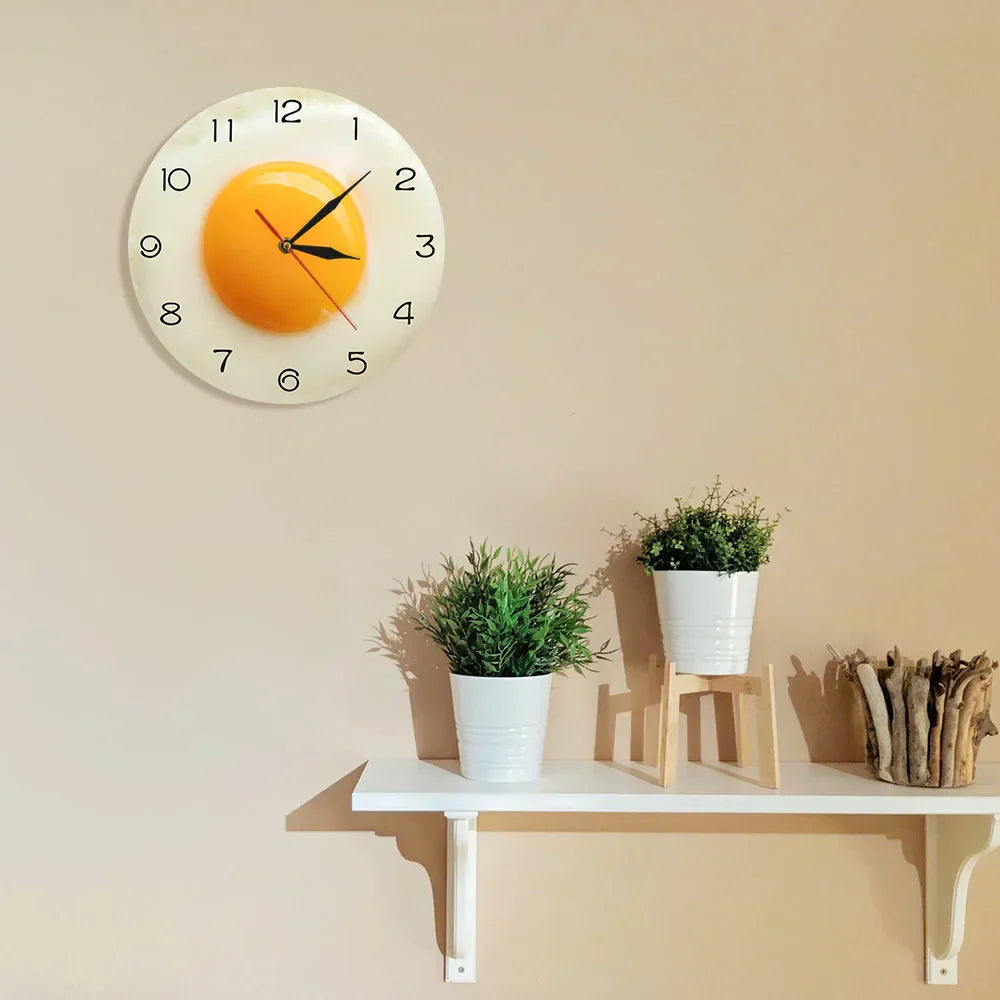 Väggklocka med äggformad design – Modern och humoristisk väggdekoration