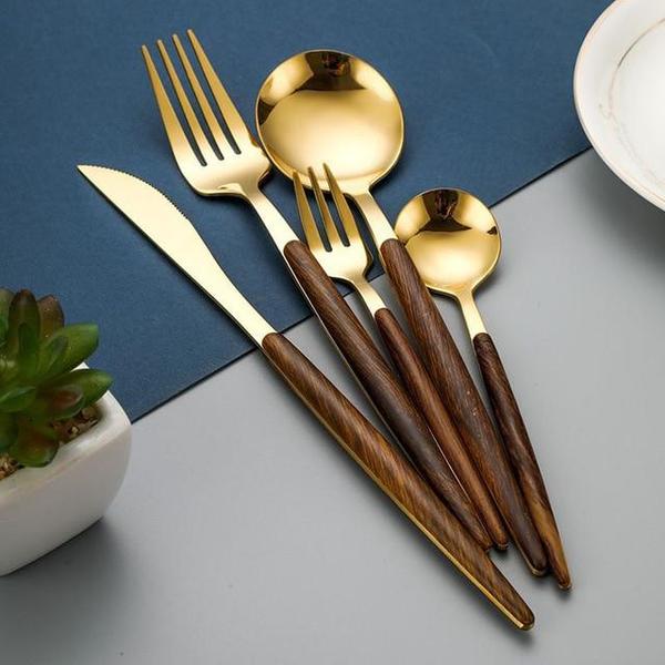 Elegant bestickset med trähandtag - perfekt för varje tillfälle
