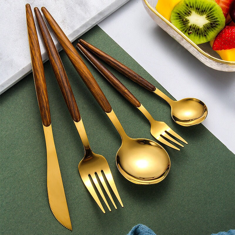 Elegant bestickset med trähandtag - perfekt för varje tillfälle