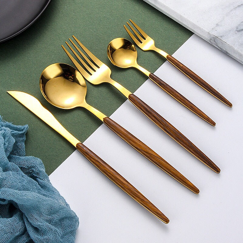 Elegant bestickset med trähandtag - perfekt för varje tillfälle