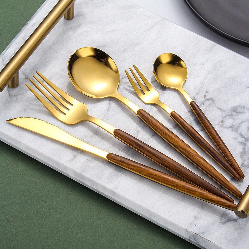 Elegant bestickset med trähandtag - perfekt för varje tillfälle