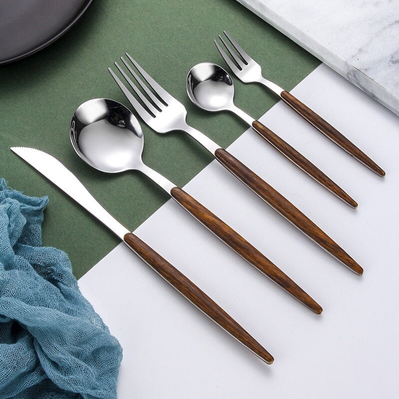 Elegant bestickset med trähandtag - perfekt för varje tillfälle