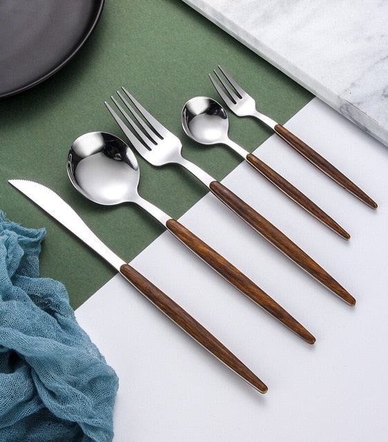 Elegant bestickset med trähandtag - perfekt för varje tillfälle