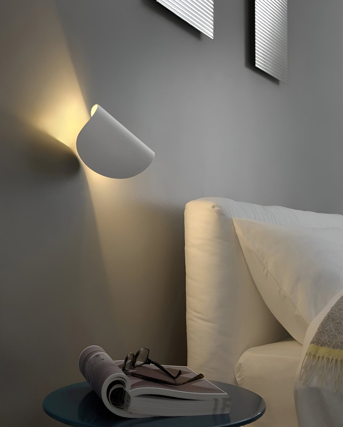 Drejbar Væglampe i Kurvet Design - Optimal Belysning