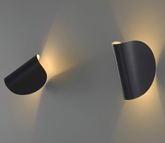 Vridbar vägglampa i böjd design – optimal belysning