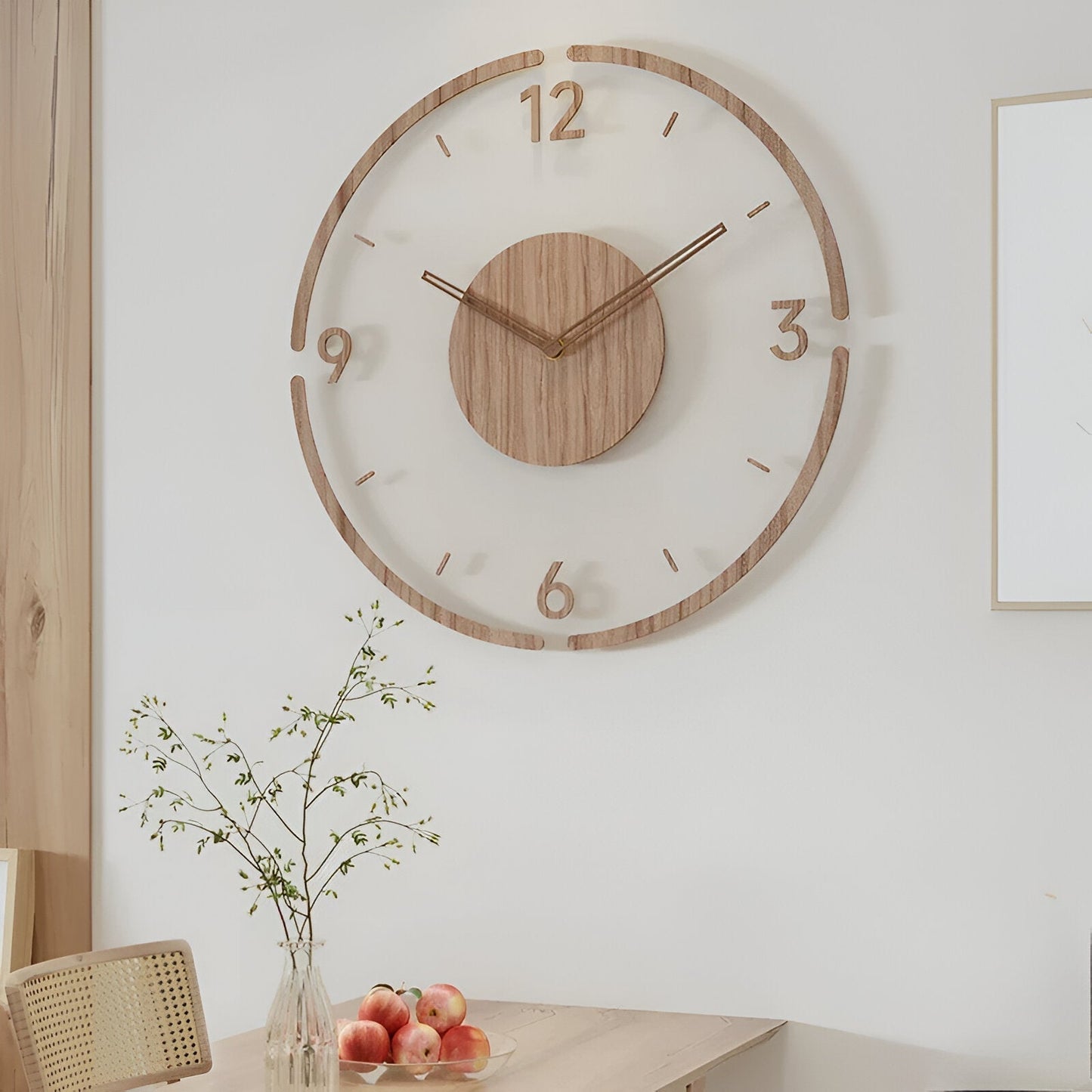 Væghængt ur i klart træ – Stilfuldt design i træ og akryl