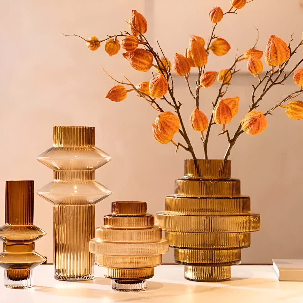 Elegant glasvas i bärnsten - modern dekorativ detalj för stilfulla rum