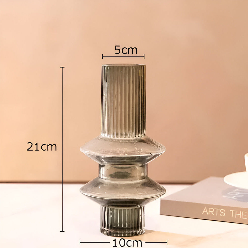 Elegant glasvas i bärnsten - modern dekorativ detalj för stilfulla rum
