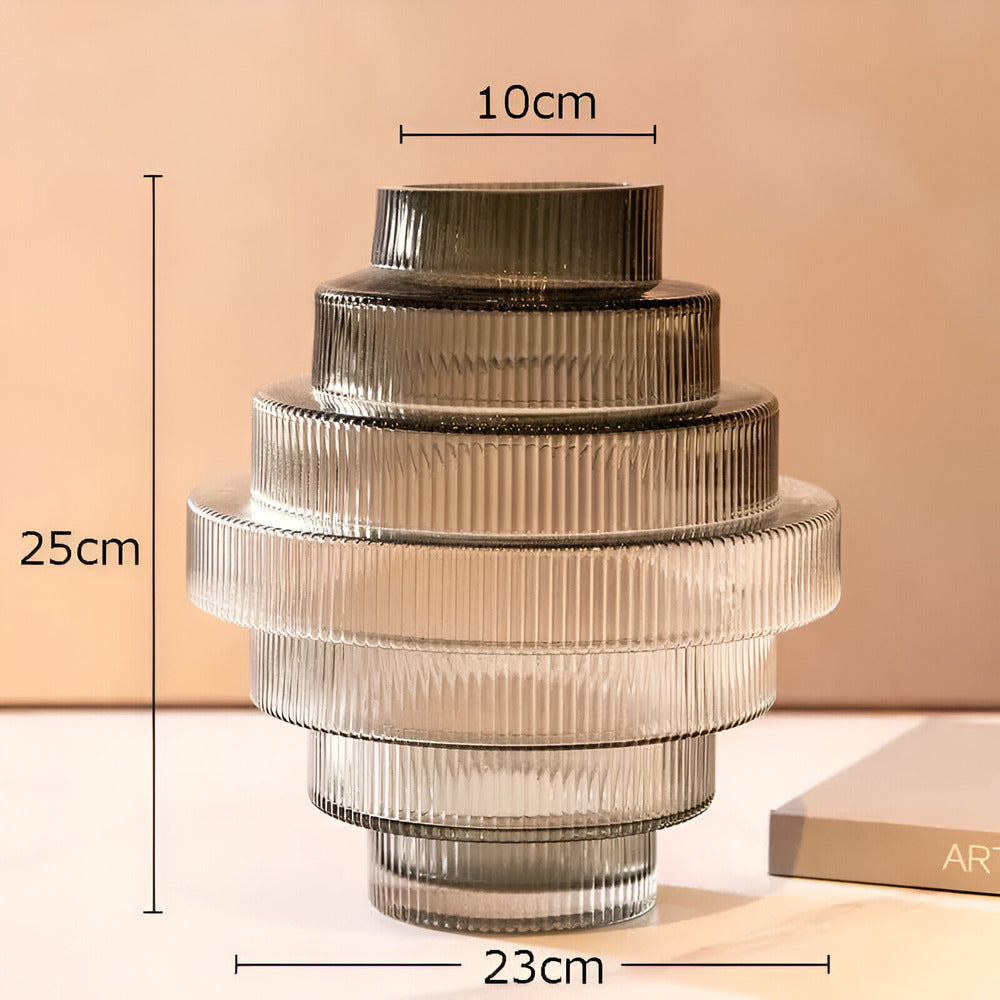Elegant glasvas i bärnsten - modern dekorativ detalj för stilfulla rum