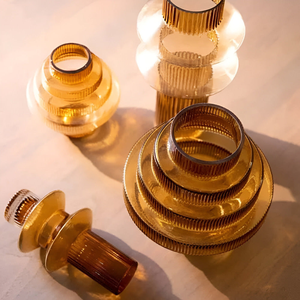 Elegant glasvas i bärnsten - modern dekorativ detalj för stilfulla rum