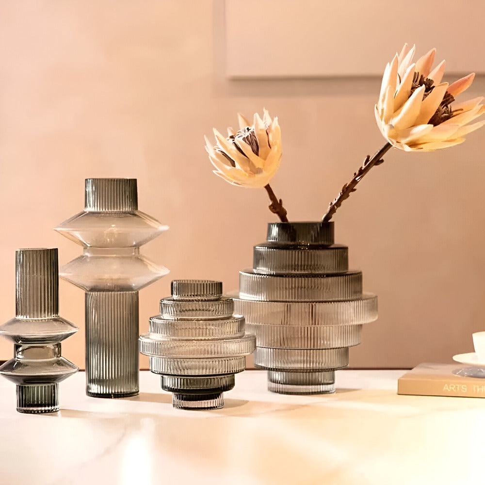 Elegant glasvas i bärnsten - modern dekorativ detalj för stilfulla rum