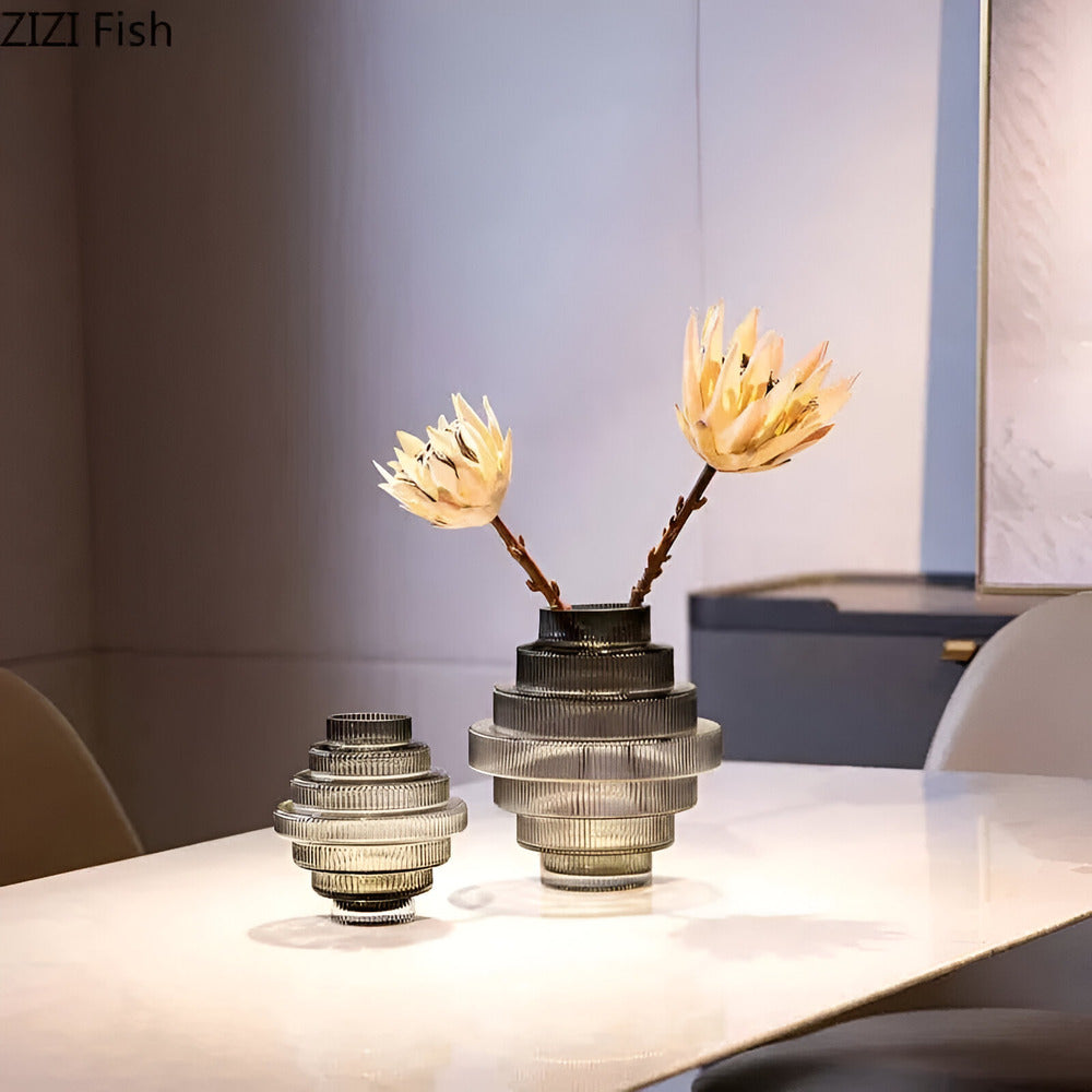 Elegant glasvas i bärnsten - modern dekorativ detalj för stilfulla rum