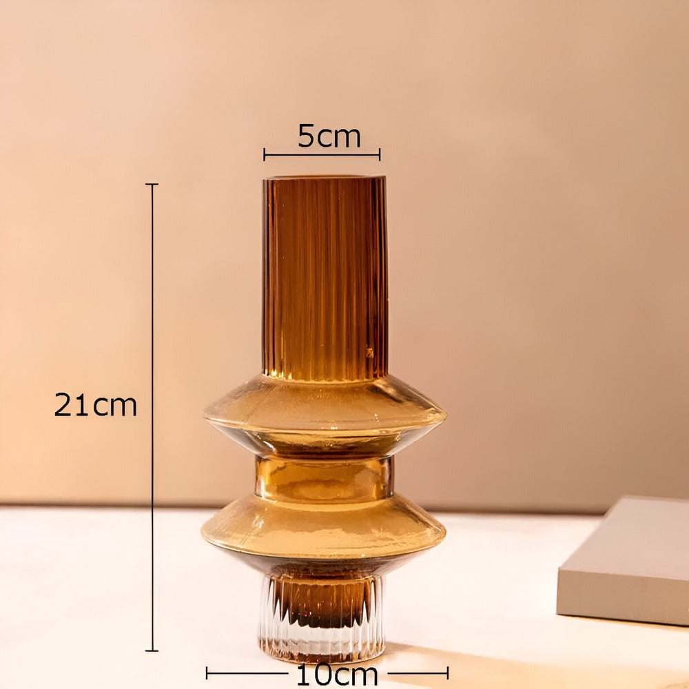 Elegant glasvas i bärnsten - modern dekorativ detalj för stilfulla rum