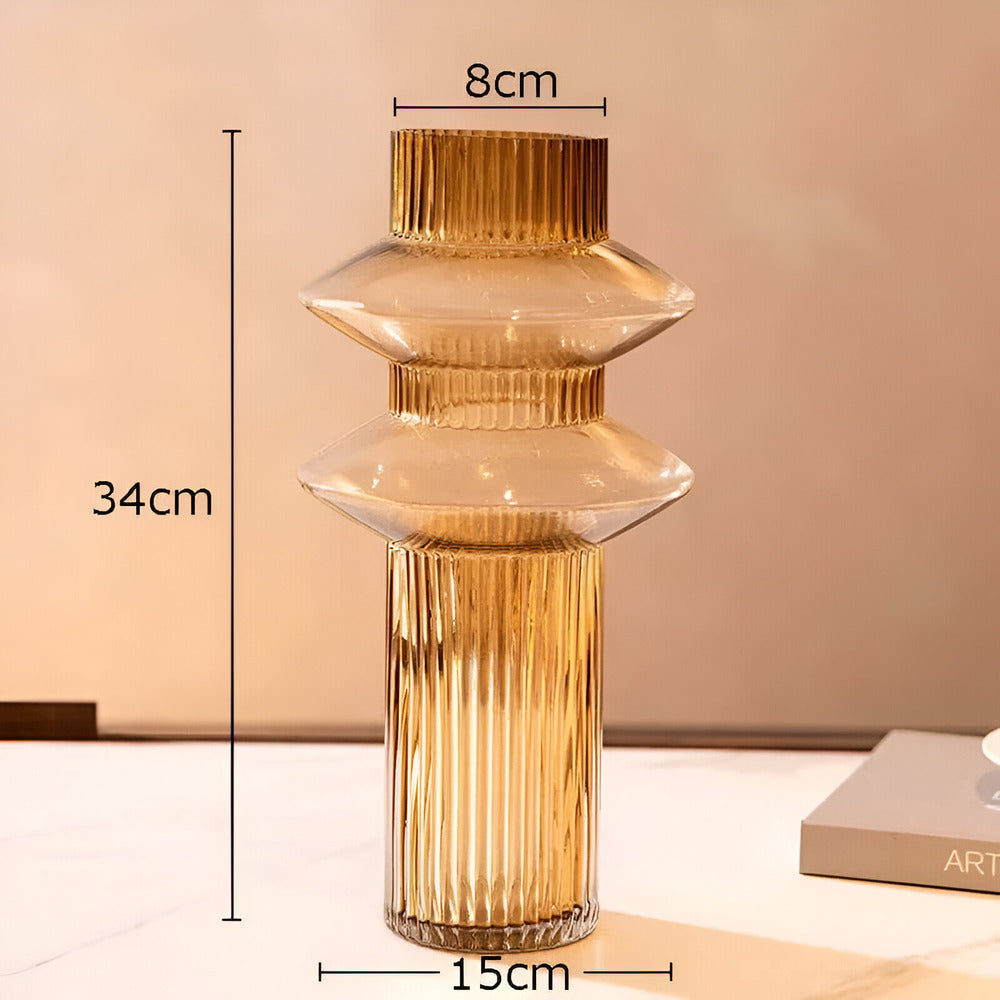 Elegant glasvas i bärnsten - modern dekorativ detalj för stilfulla rum