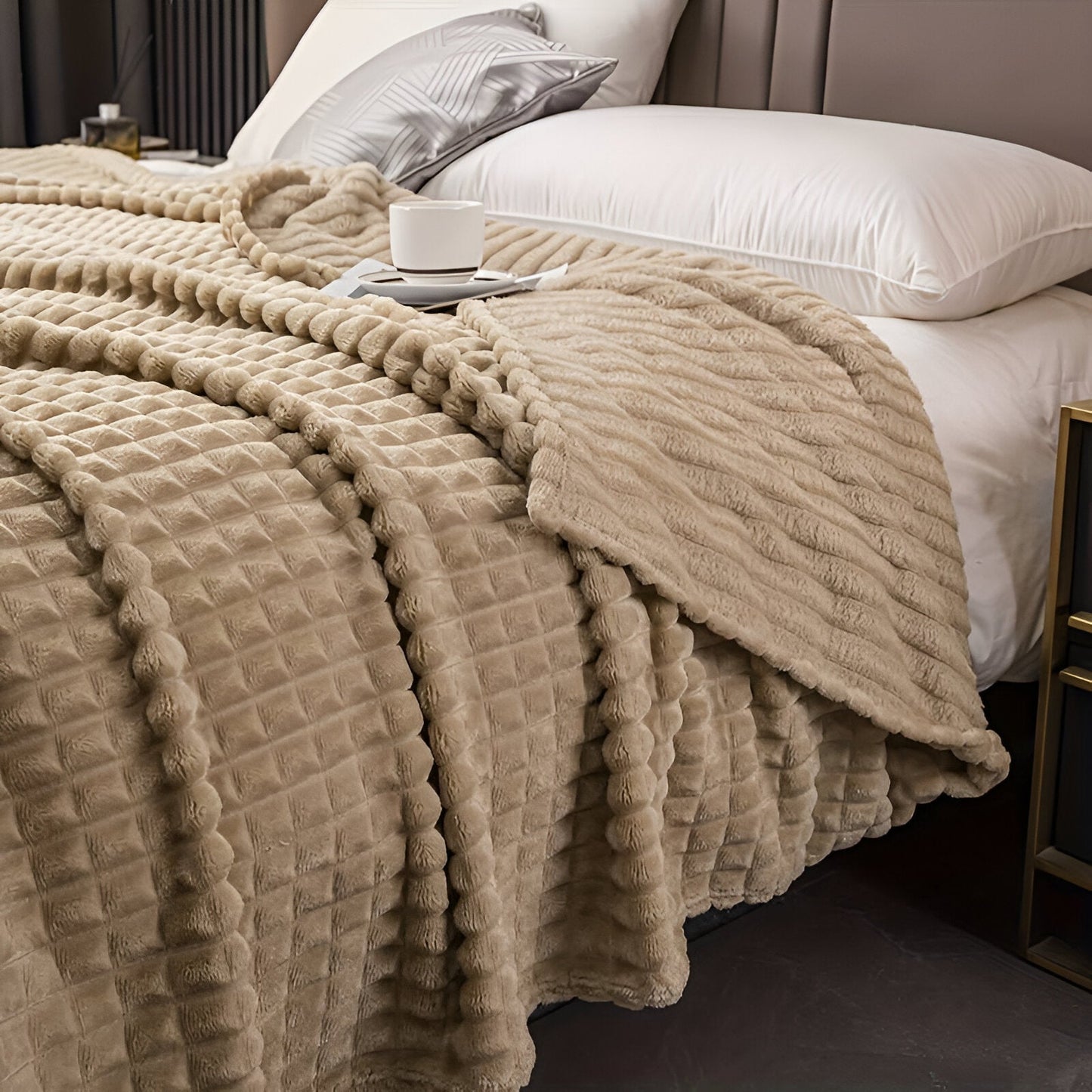 Ultrafluffy koralfarvet fleece-tæppe med struktureret plaid design