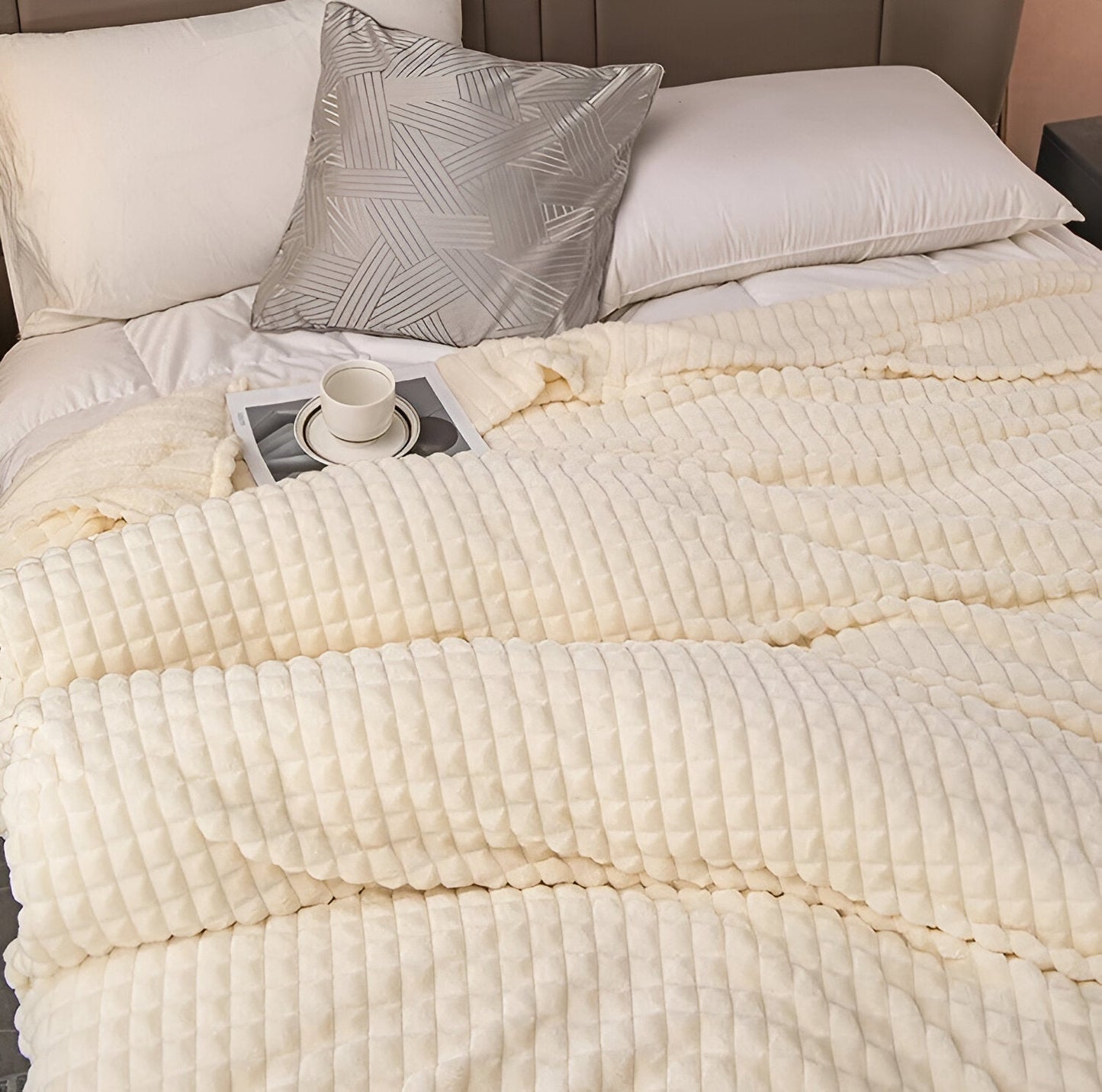 Ultrafluffy koralfarvet fleece-tæppe med struktureret plaid design