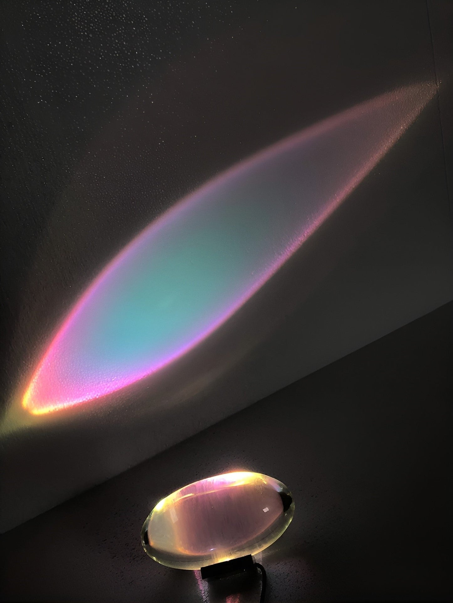 LED Projektionslampe med prismatiske effekter til kreative rum
