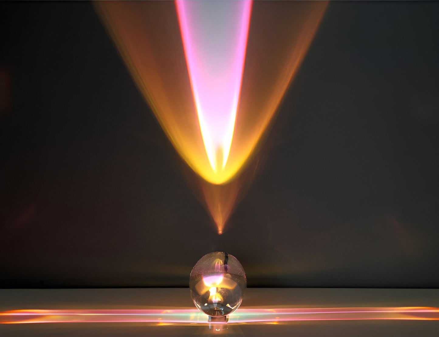 LED Projektionslampe med prismatiske effekter til kreative rum