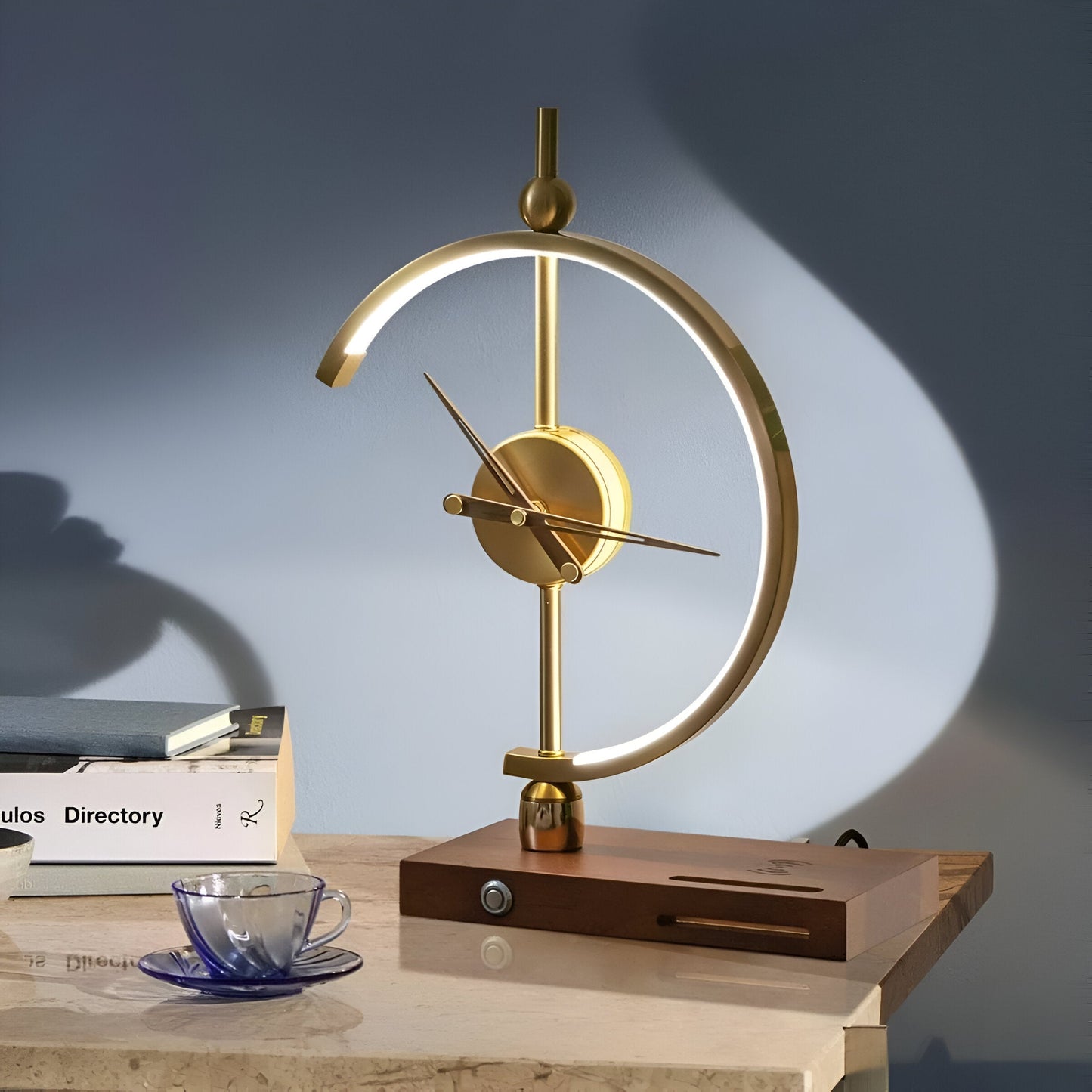 Elegant LED Bordlampe med Ur og Trådløs Opladerfunktion