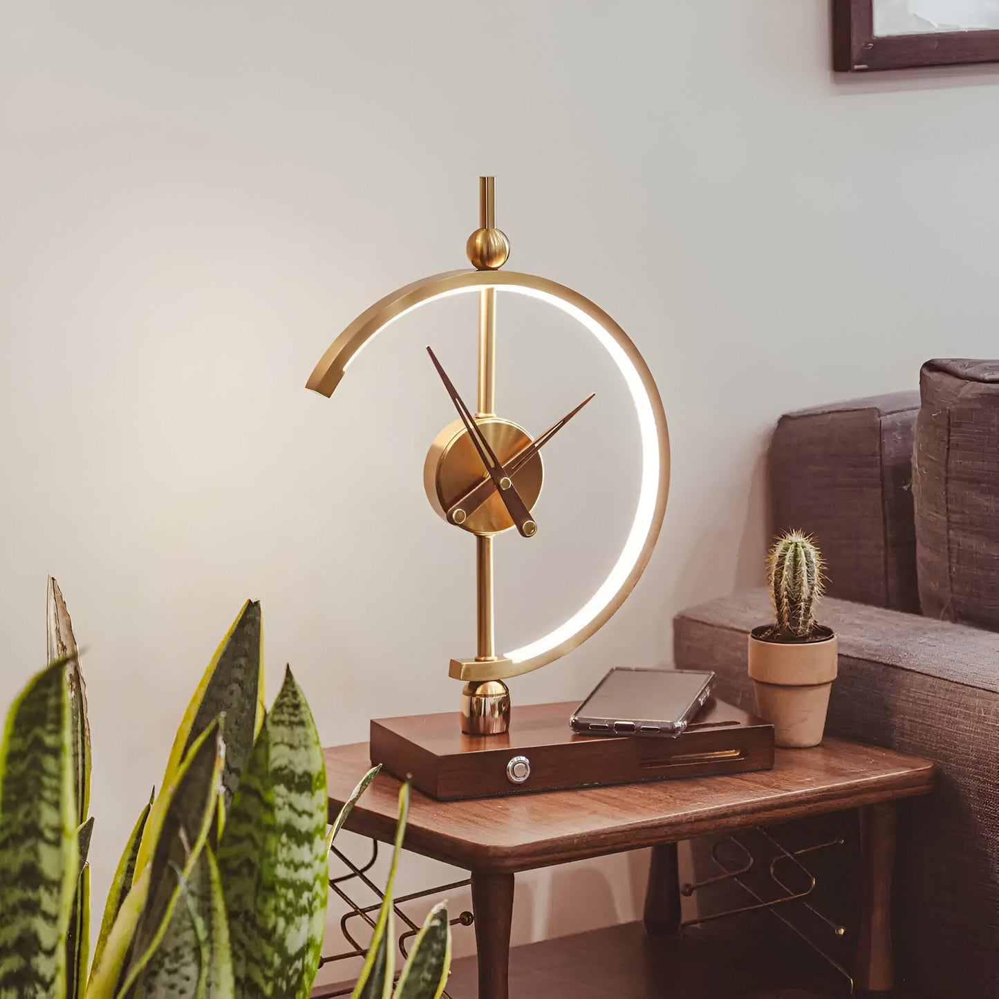 Elegant LED Bordlampe med Ur og Trådløs Opladerfunktion