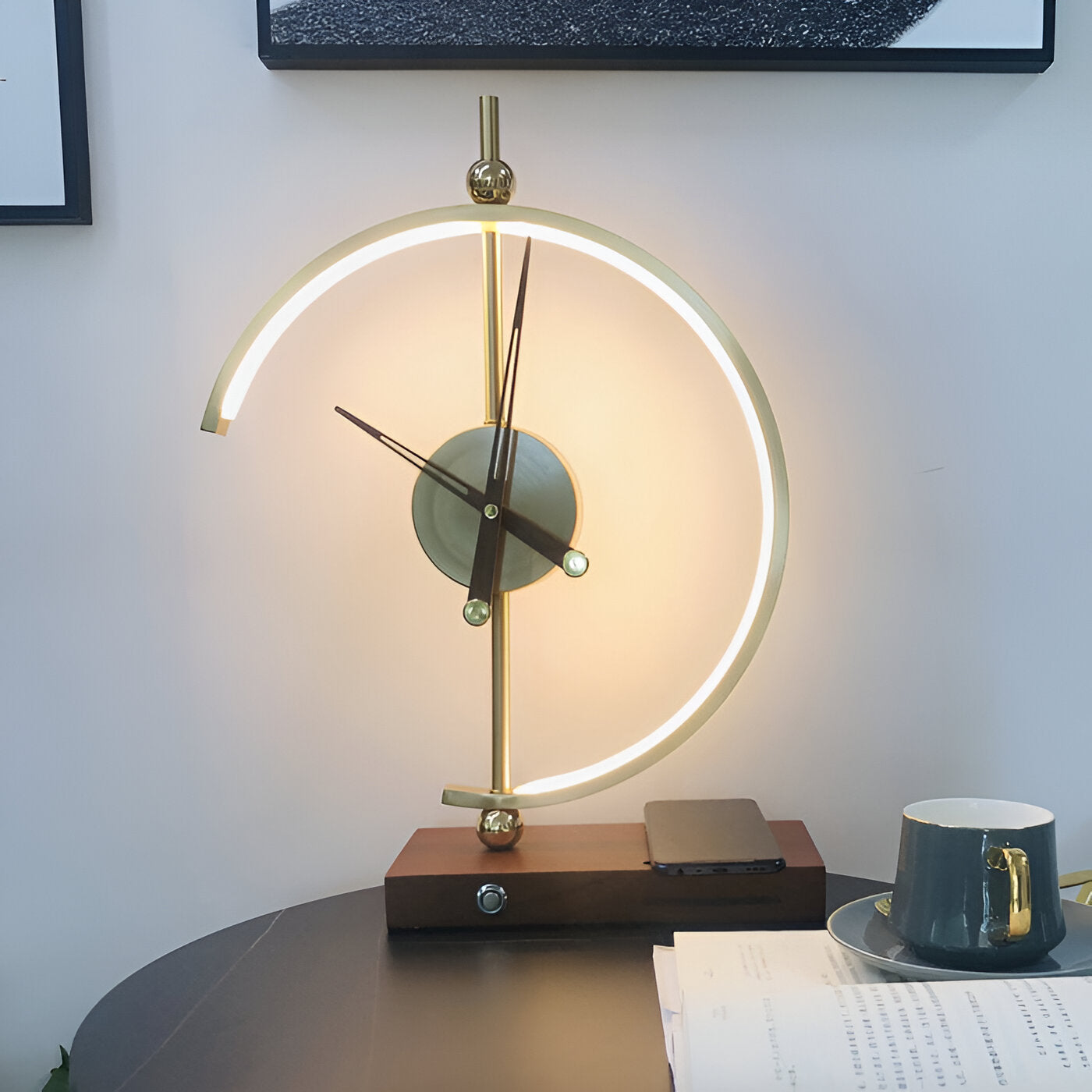 Elegant LED Bordlampe med Ur og Trådløs Opladerfunktion