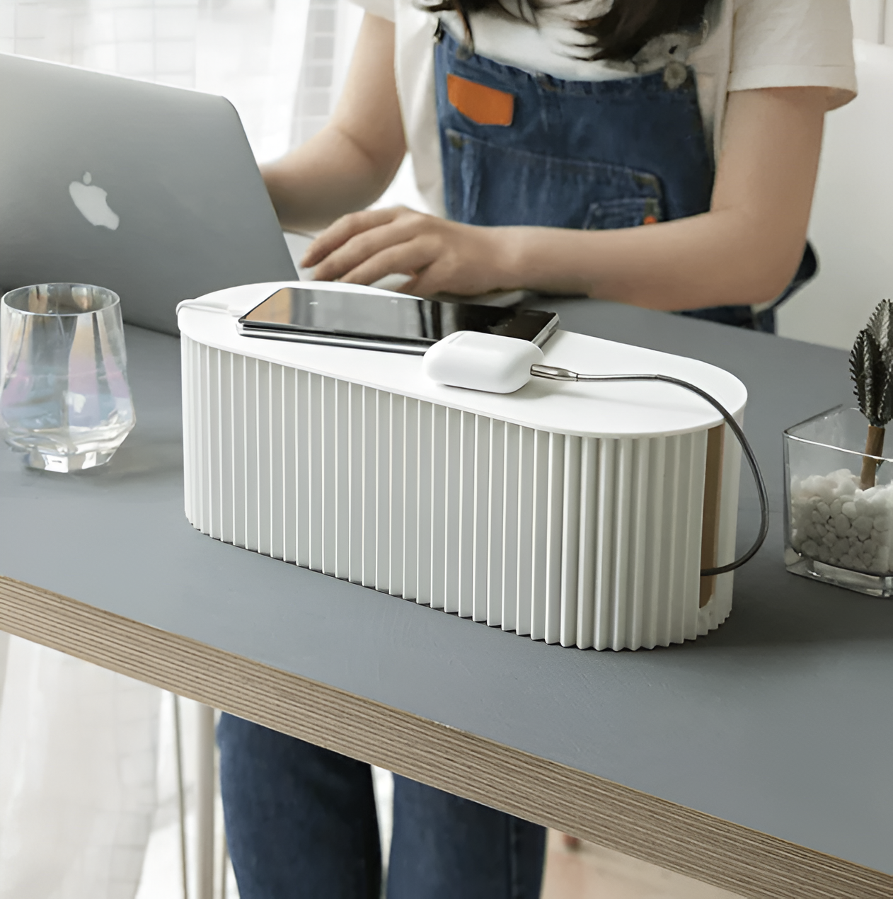 Elegant kabelbox i makaronfärger – Ladda och organisera stilfullt