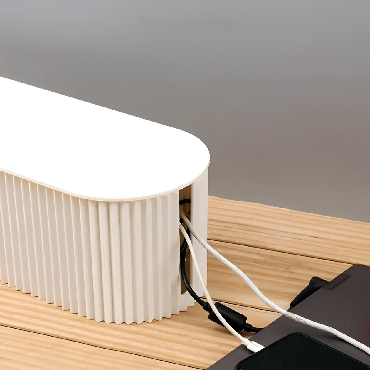 Stilren kabelbox i mjuka makaronfärger för organisering