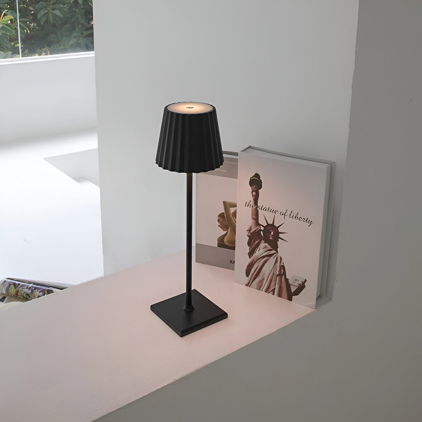 Ledningsfri LED Bordlampe med Touch-Dæmper og Moderne Design