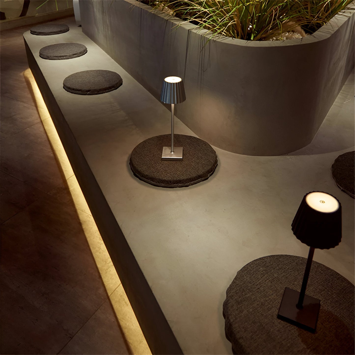 Ledningsfri LED Bordlampe med Touch-Dæmper og Moderne Design