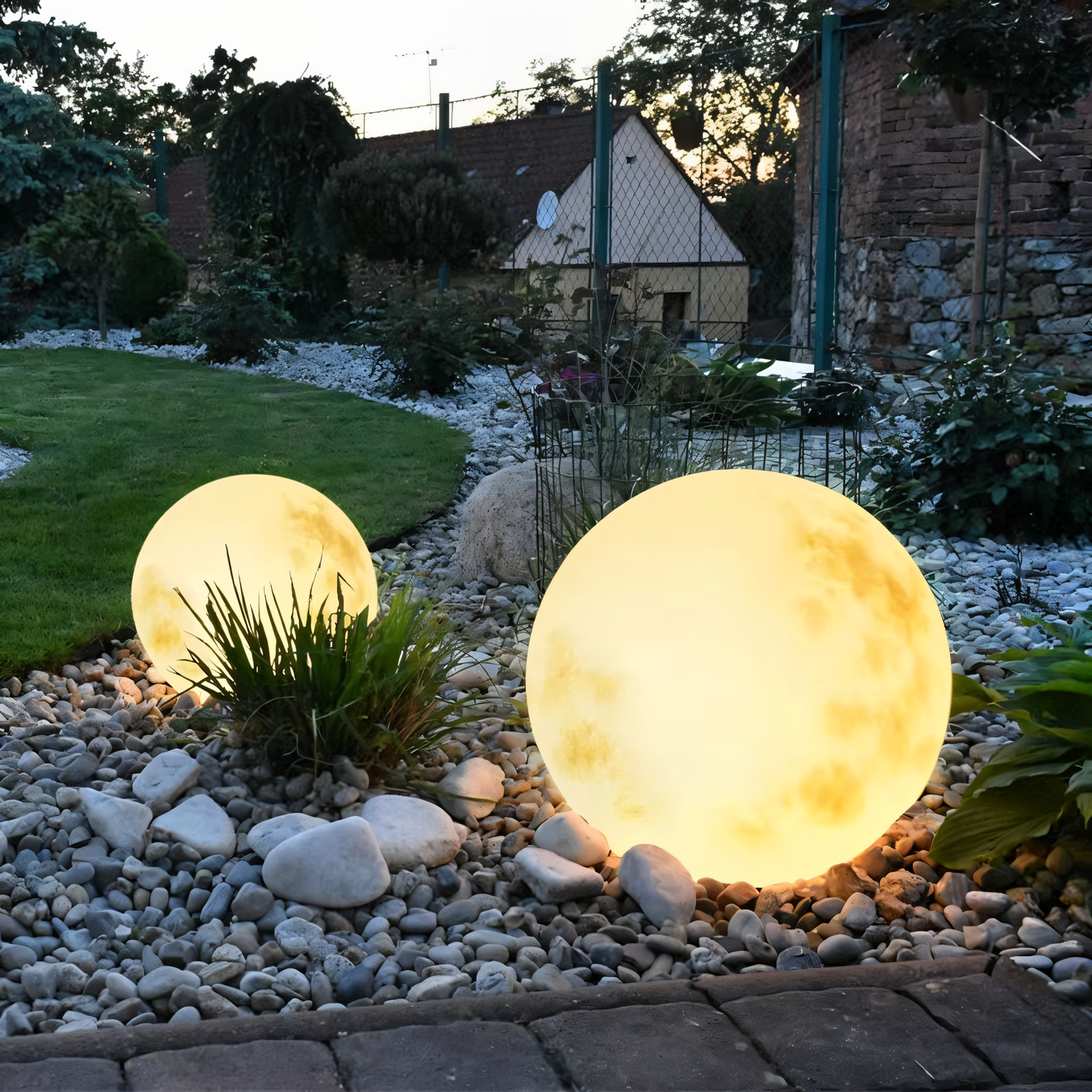 Soldriven trädgårdslampa med måneffekt – stämningsfull belysning